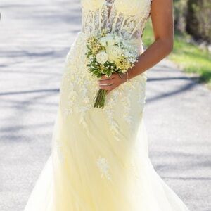 Elegant Yellow Lace Evening Gown